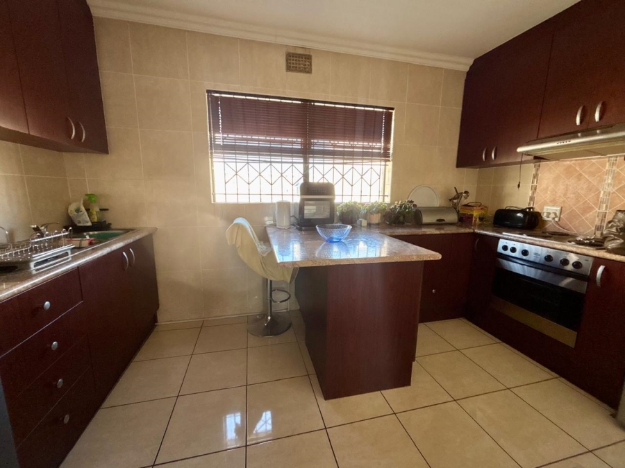 2 Bedroom Property for Sale in Goodwood Central Western Cape